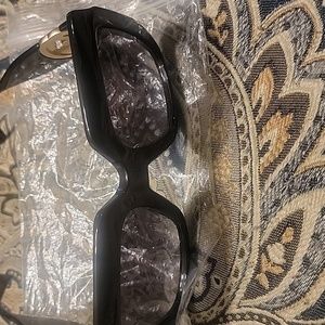 Gucci GG1022S Sunglasses with Women's Chain.